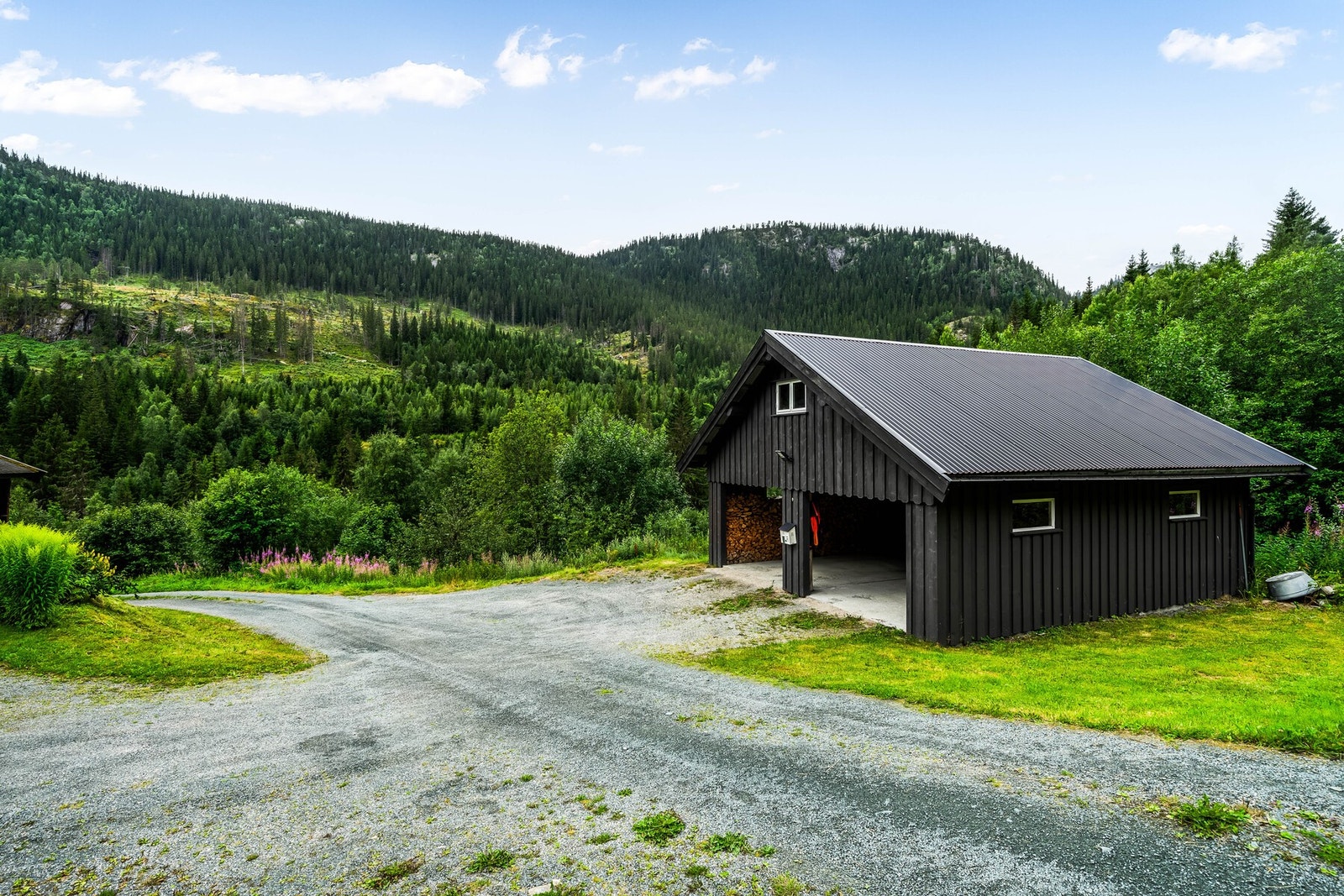 Romslig dobbel carport med støpt dekke og praktisk lagringsplass. En funksjonell løsning som gir både trygg parkering og ekstra oppbevaringsmuligheter. Galleribilde