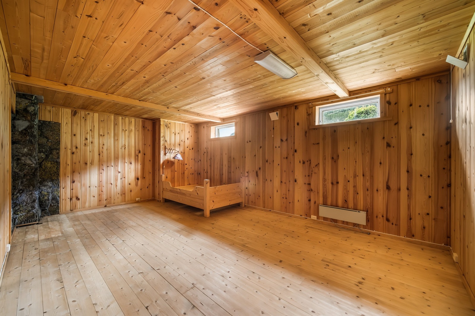 Trivelig kjellerstue med ubehandlet treverk som gir rommet karakter og et rustikt preg. Her finnes mulighet for å installere ovn, og rommet byr på mange bruksområder - enten som ekstra oppholdsrom, hobbyrom eller et sosialt samlingspunkt. Galleribilde