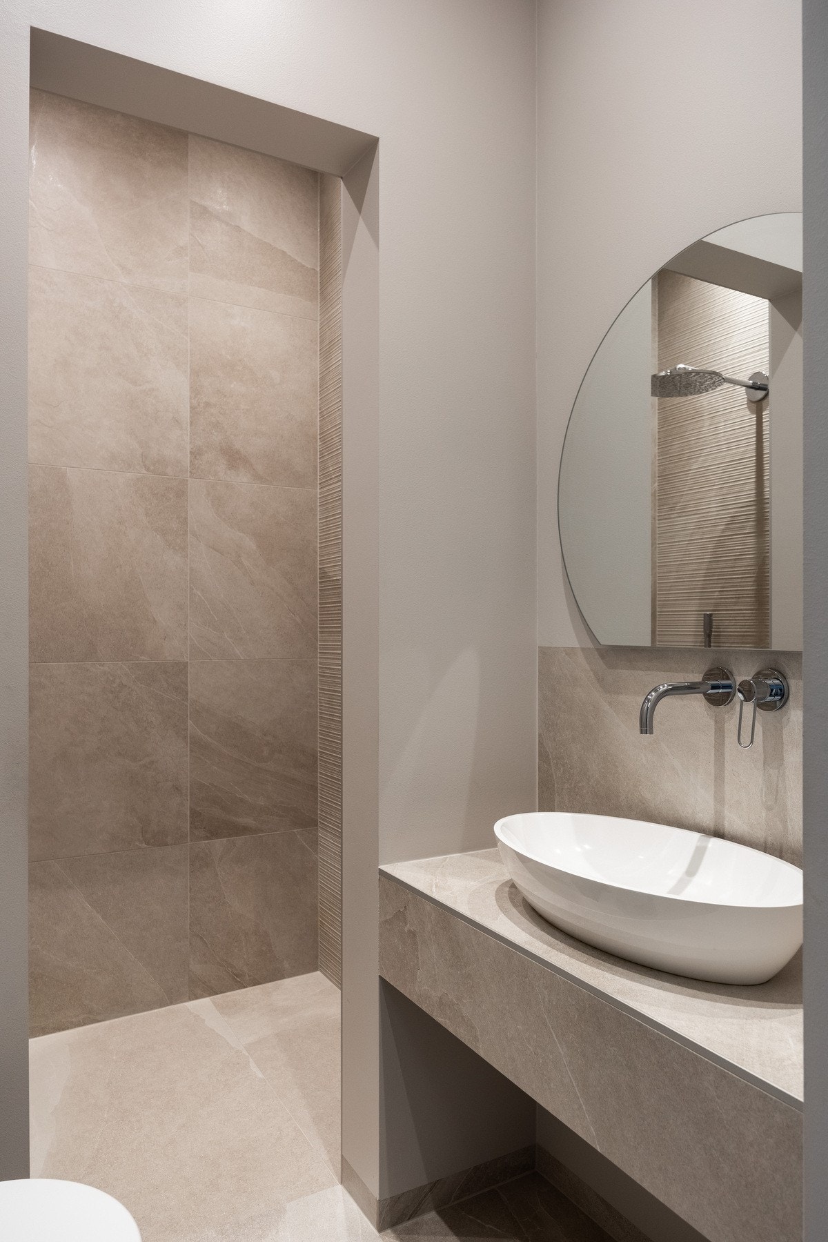 Badet er helfliset og har gulvvarme, samt nedsenket himling med downlights. Galleribilde