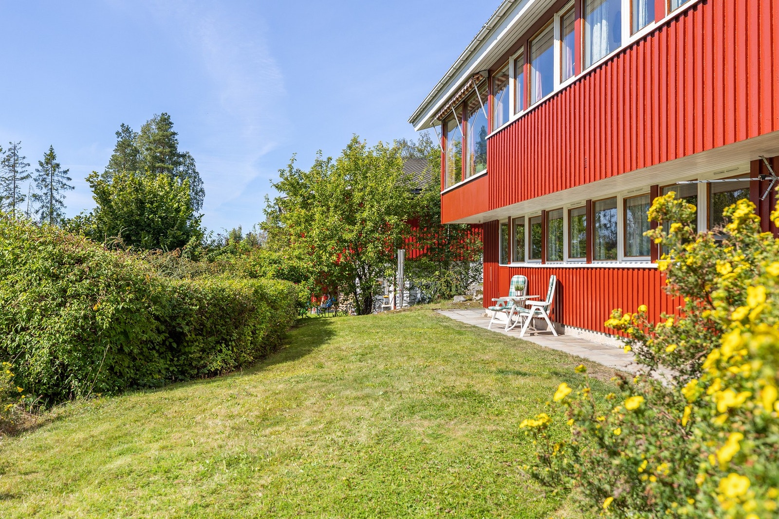 Eiendommen har også en pen hage som rammer inn uteområdene og gir gode rekreasjonsmuligheter. Galleribilde