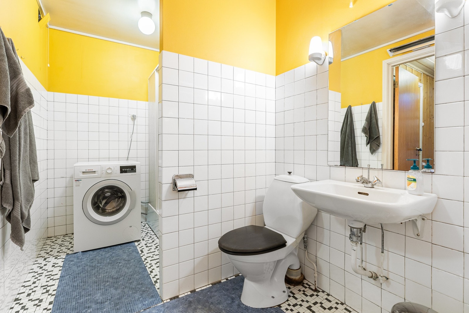 Badet har dels fliser og dels malt mur på veggene, som er kombinert med flislagt gulv. Galleribilde