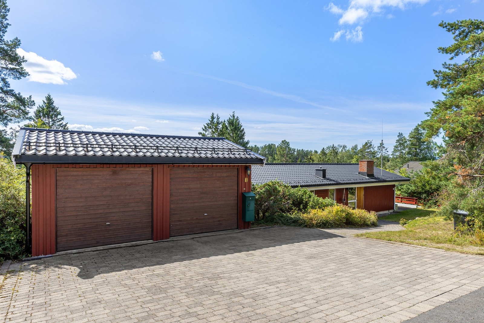 Det er parkering i dobbelgarasje og på gårdsplass. Galleribilde