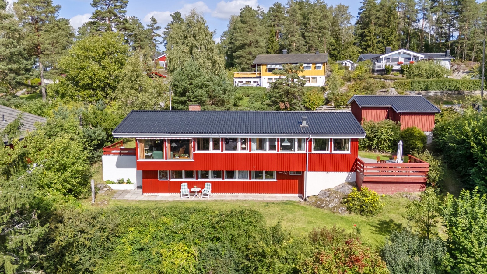 Boligen har en stor tomt på hele 1.447 kvm. Galleribilde