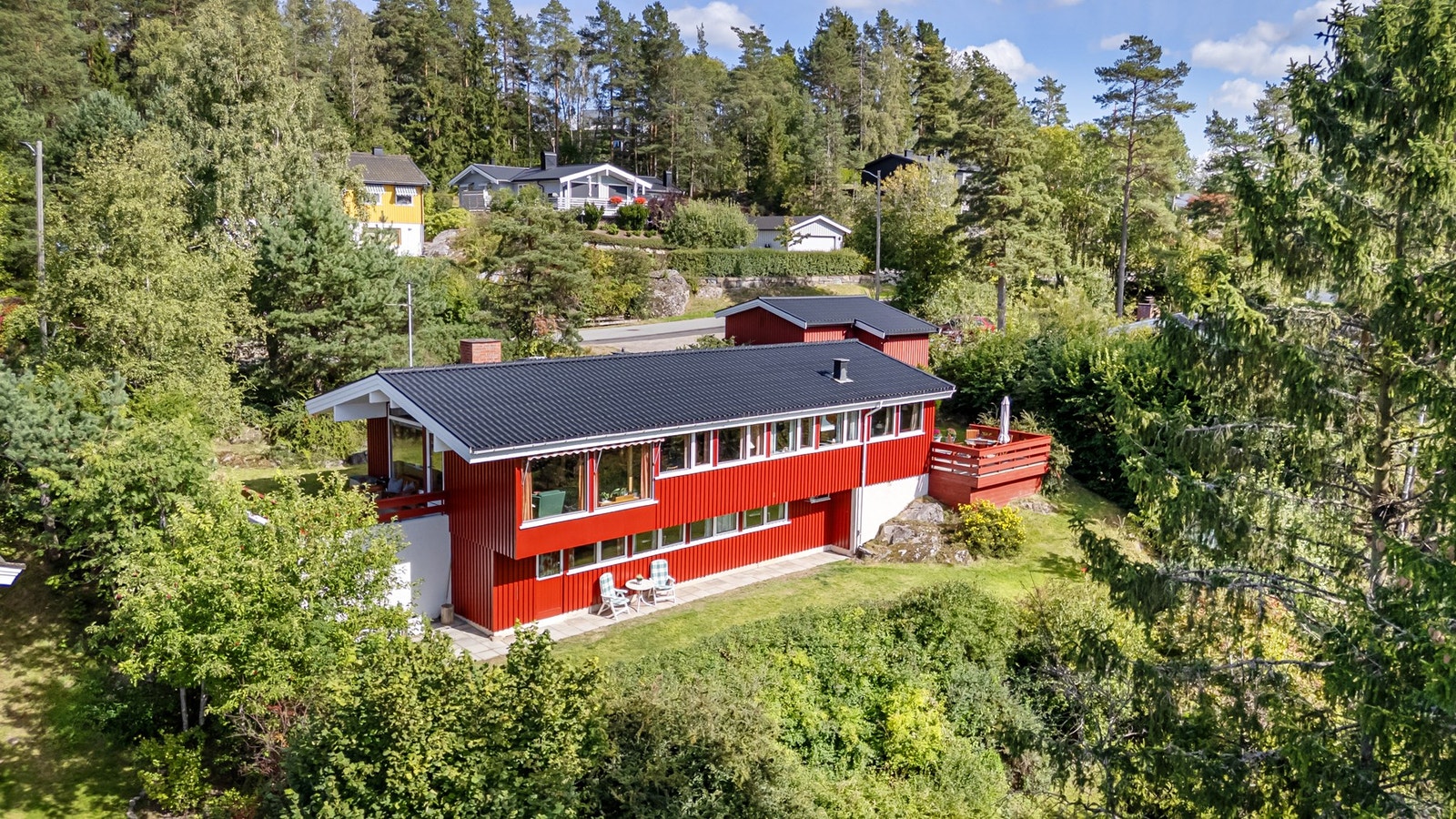 Boligen har en usjenert tomt med vidt utsyn over nærområdet og Gjersjøen. Galleribilde