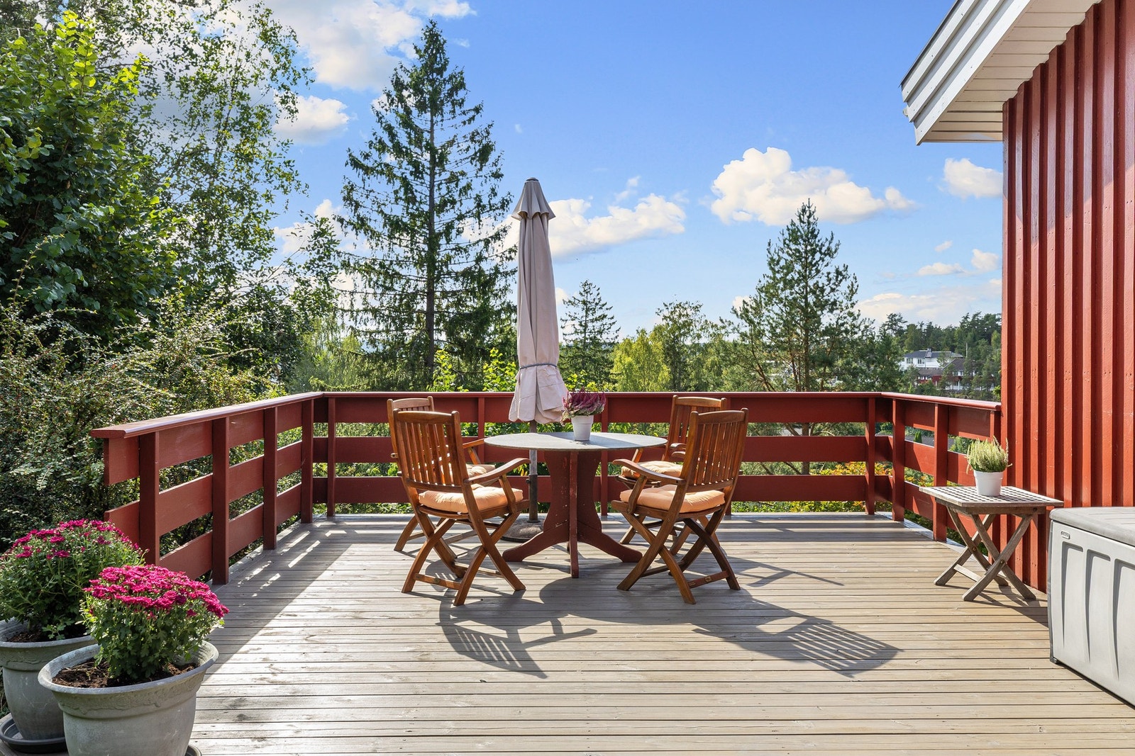 Fra stuen i sydvest er det utgang til en terrasse på ca. 23 kvm. Galleribilde