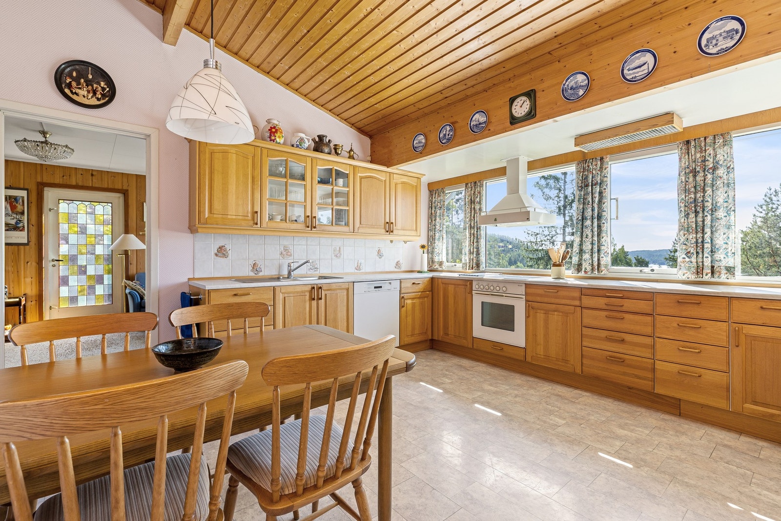 Kjøkkenet ligger adskilt fra stuen og har en klassisk innredning med profilerte eikefronter og laminerte benkeplater med nedfelt oppvaskkum. Galleribilde
