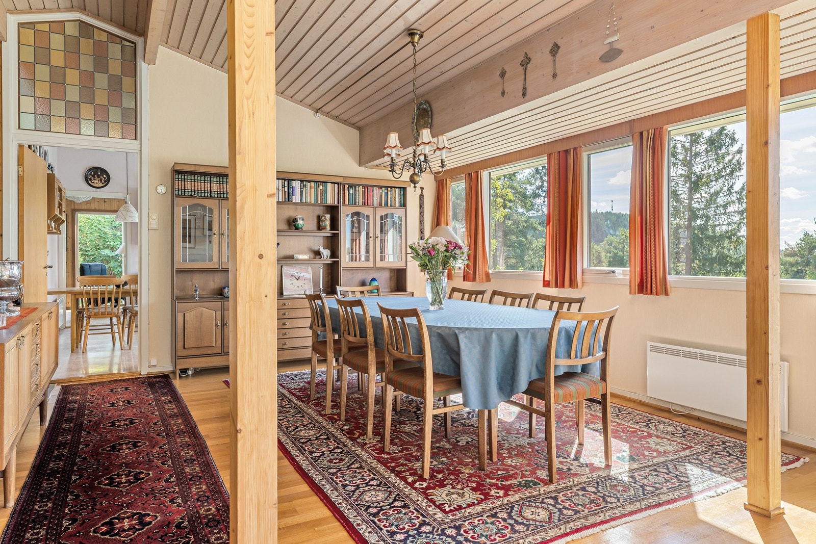 Stuene er lyse og trivelige oppholdsrom, begge med god plass til sofagruppe, TV-løsning og spisebord. Galleribilde
