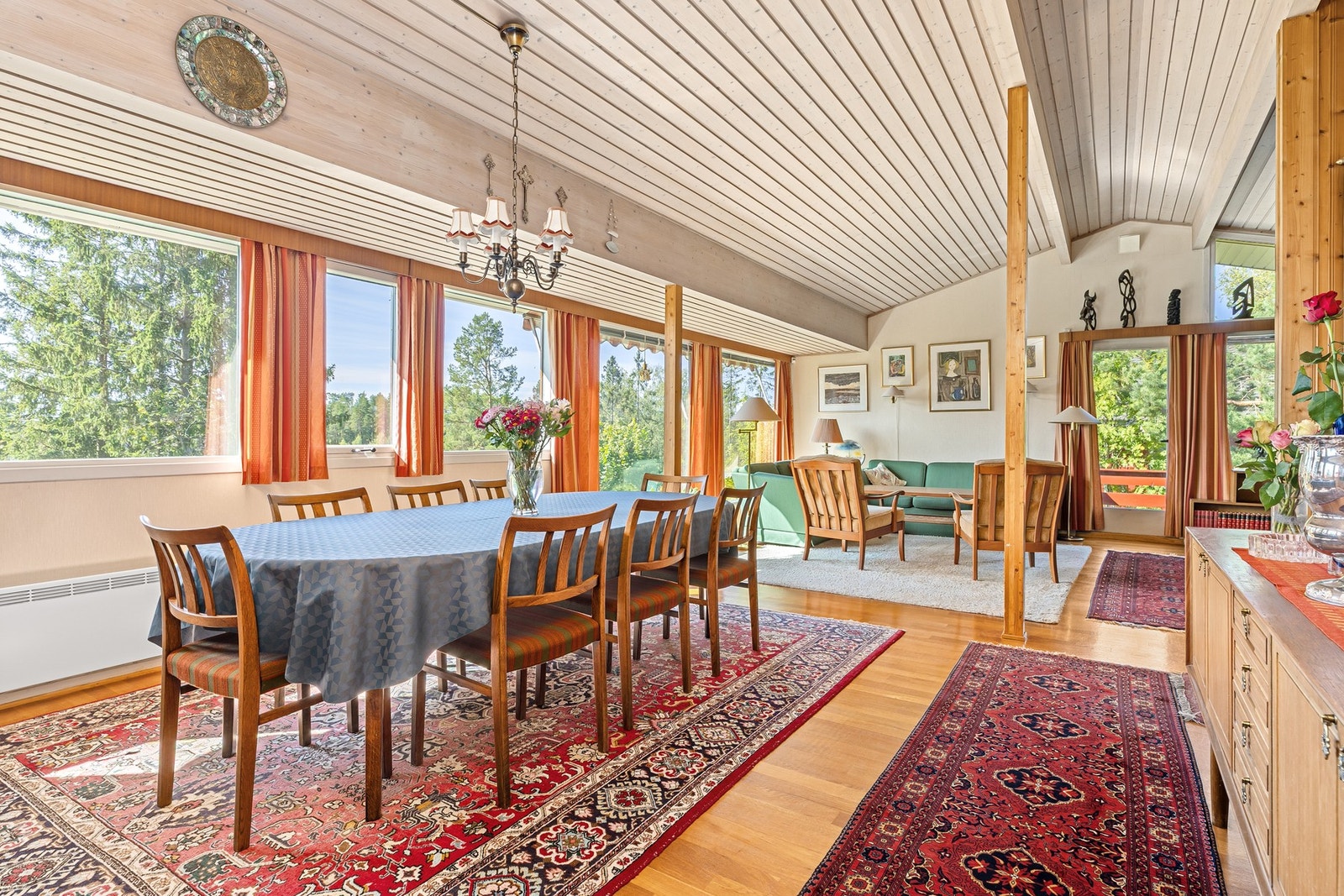 Store vindusflater slipper inn rikelig med naturlig dagslys, Galleribilde
