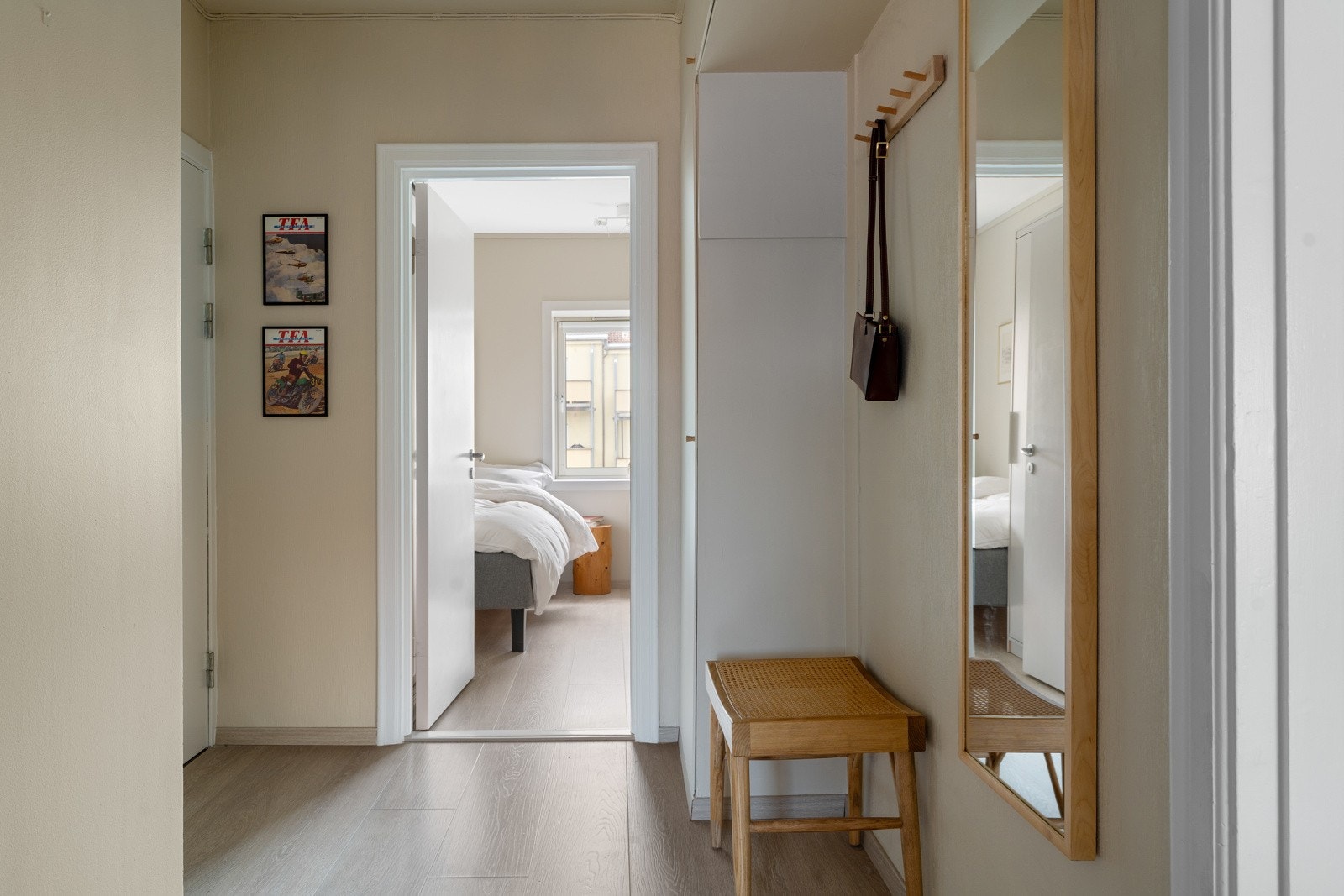 Gangen er romslig med plass til skap og veggoppheng. Galleribilde