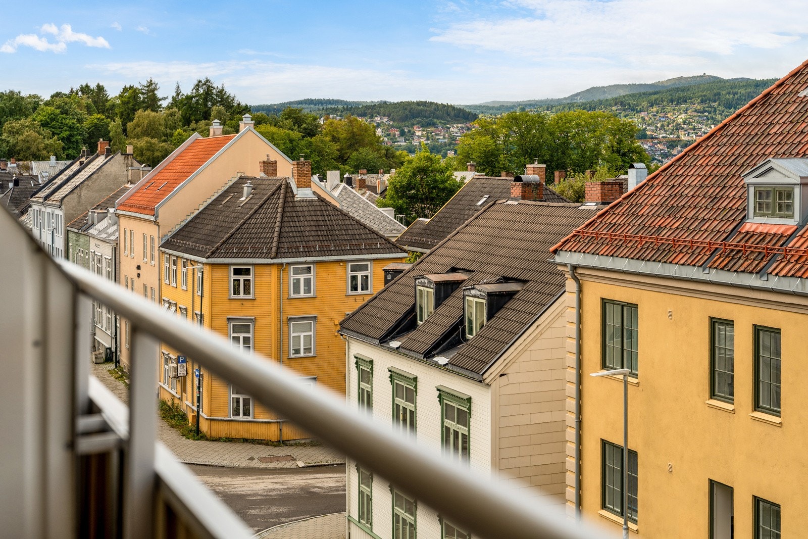 Mot venstre ser man langt opp mot Byåsen. Galleribilde