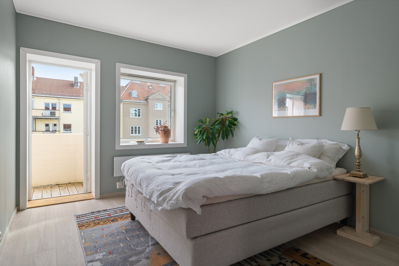 Romslig hovedsoverom med utgang til egen balkong. Galleribilde