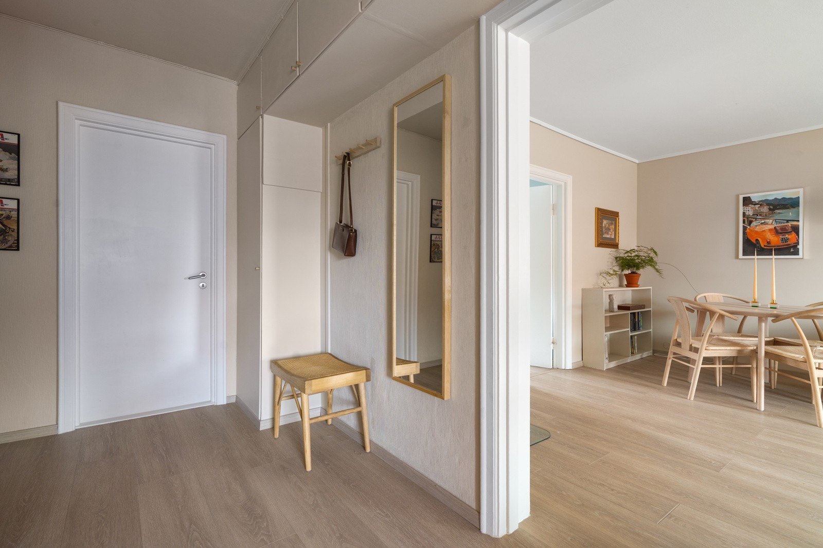 Gangen er malt i moderne farger i august 2025. Galleribilde