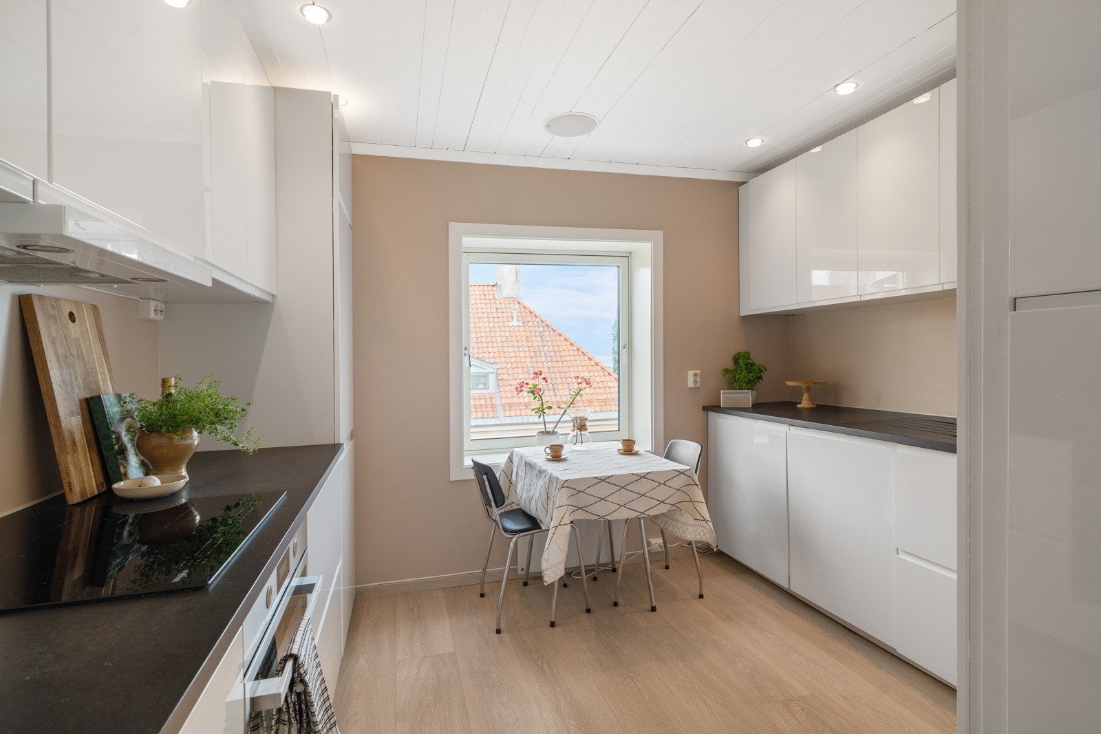 Lekkert kjøkken med TG1 fra takstmann. Galleribilde