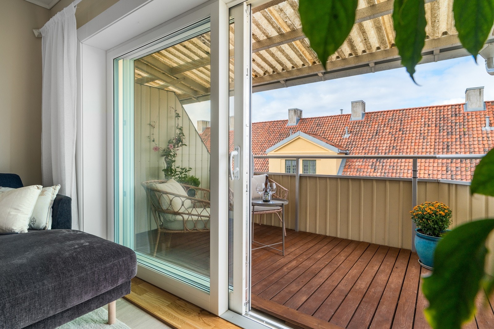 Praktisk takoverbygd og romslig balkong. Galleribilde