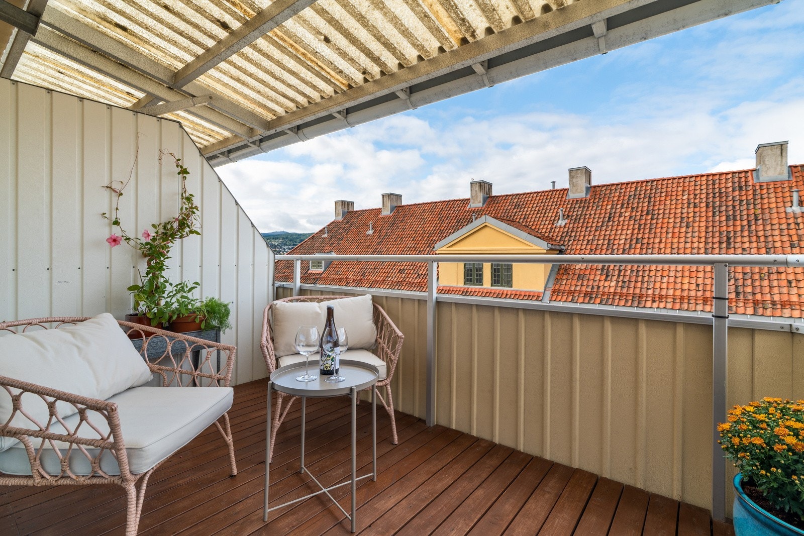 En lys og romslig leilighet beliggende i øverste etasje med to balkonger. Galleribilde
