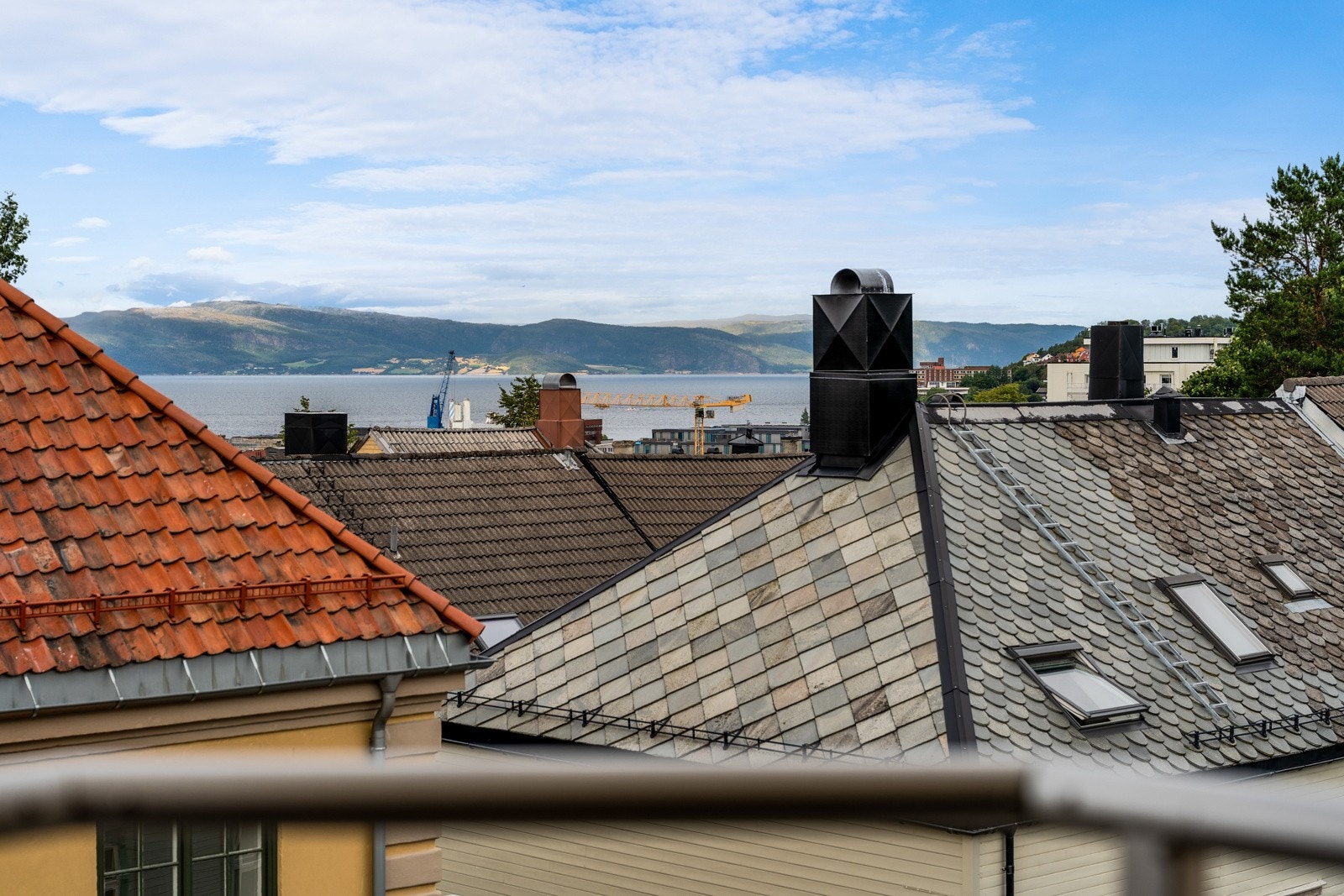 Fra balkongen i øverste etasje ser man ut mot Trondheimsfjorden til høyre. Galleribilde