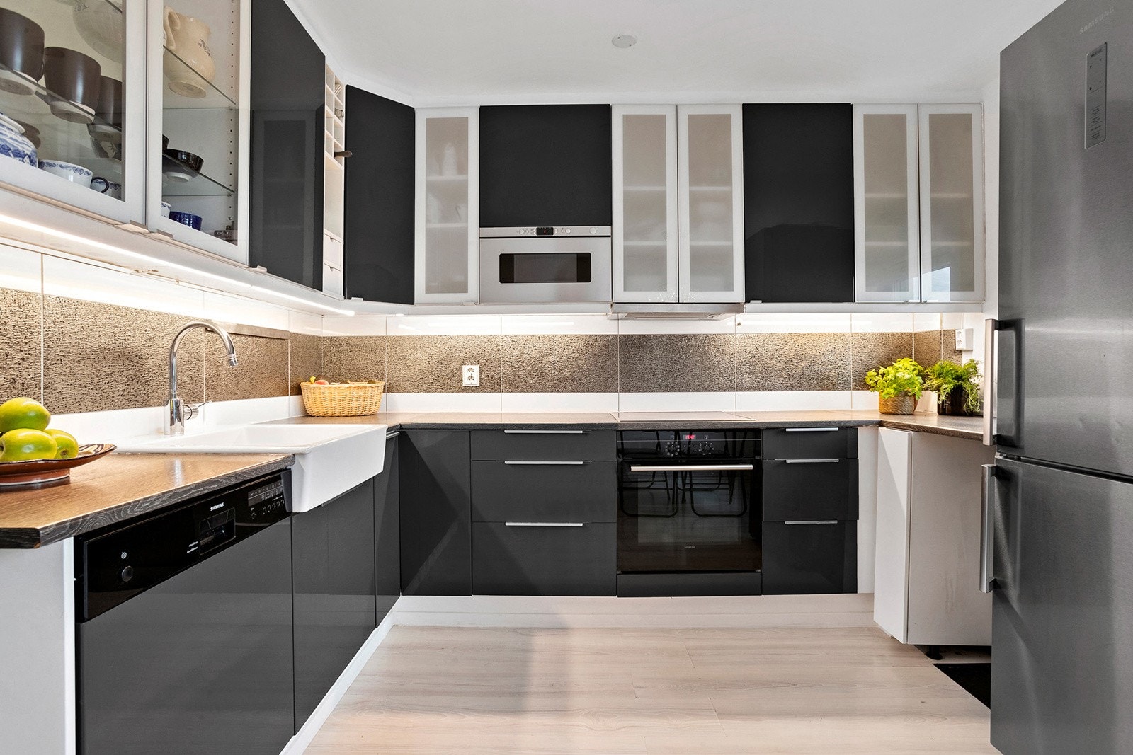 Kjøkkenet er tidløst og fint. Godt med skap- og benkeplass. Galleribilde