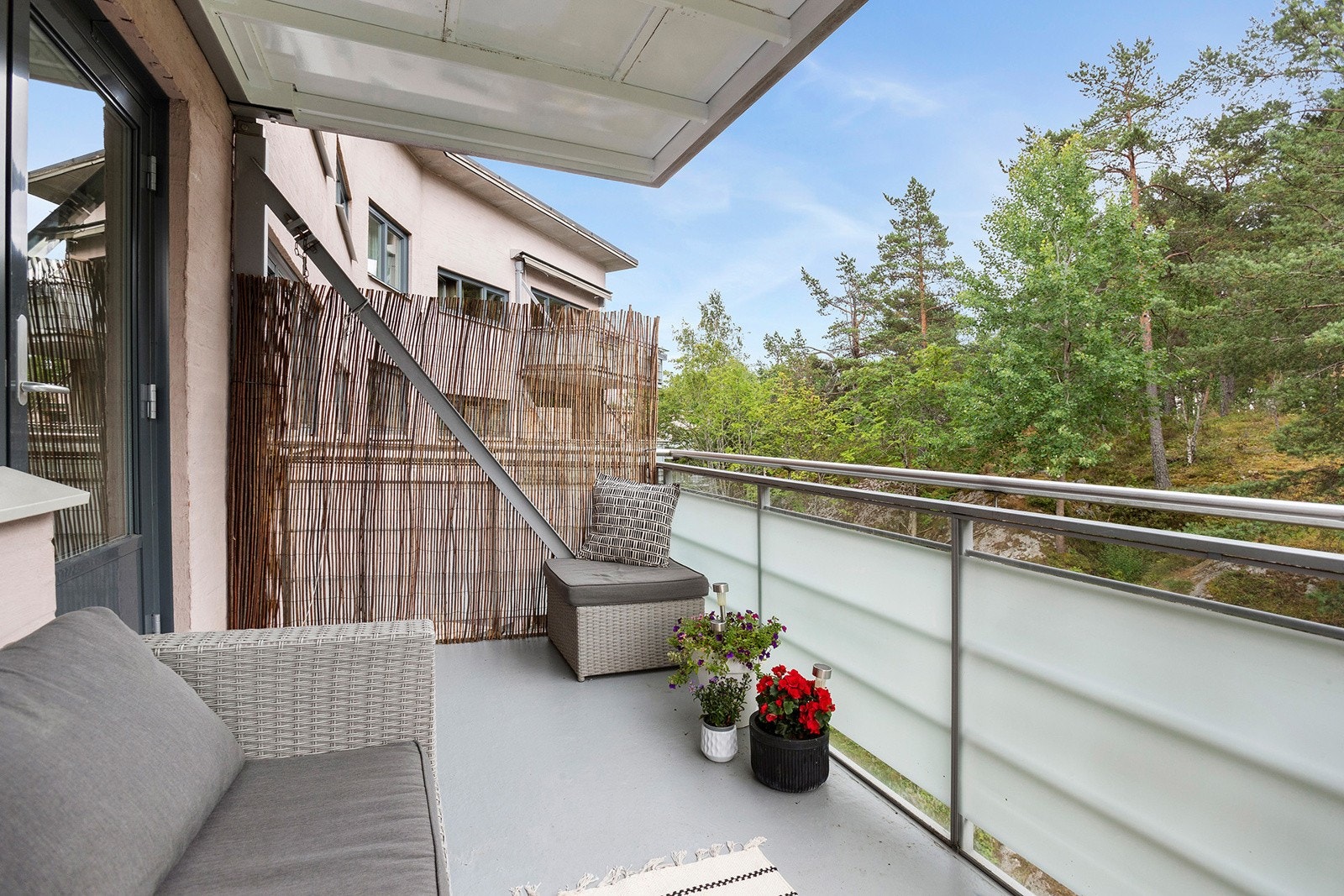 Balkongen er sydvestvendt på ca. 8 kvm. Galleribilde