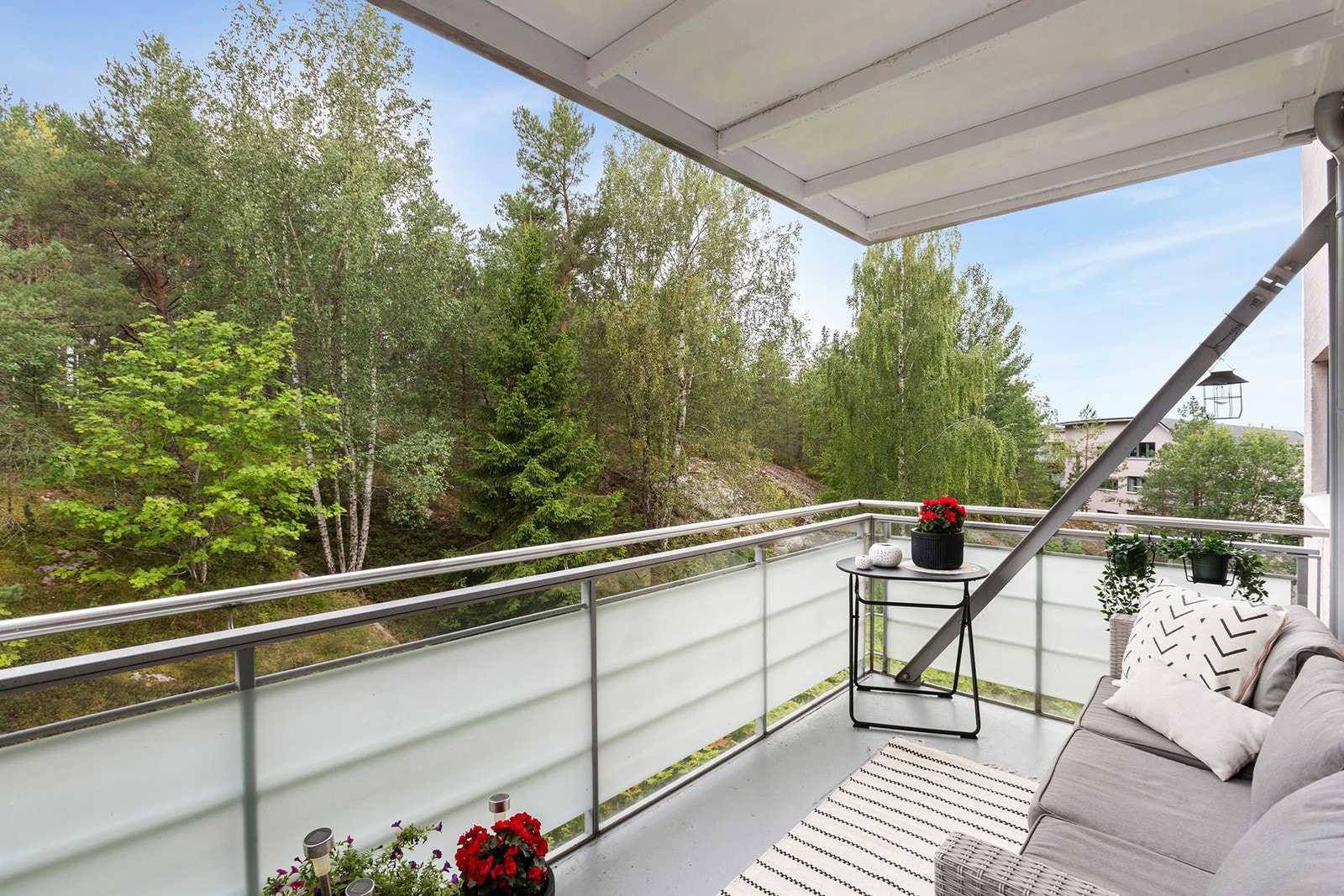 Her har du god plass til en hyggelig sittegruppe med diverse utemøbler og evt grill. Galleribilde