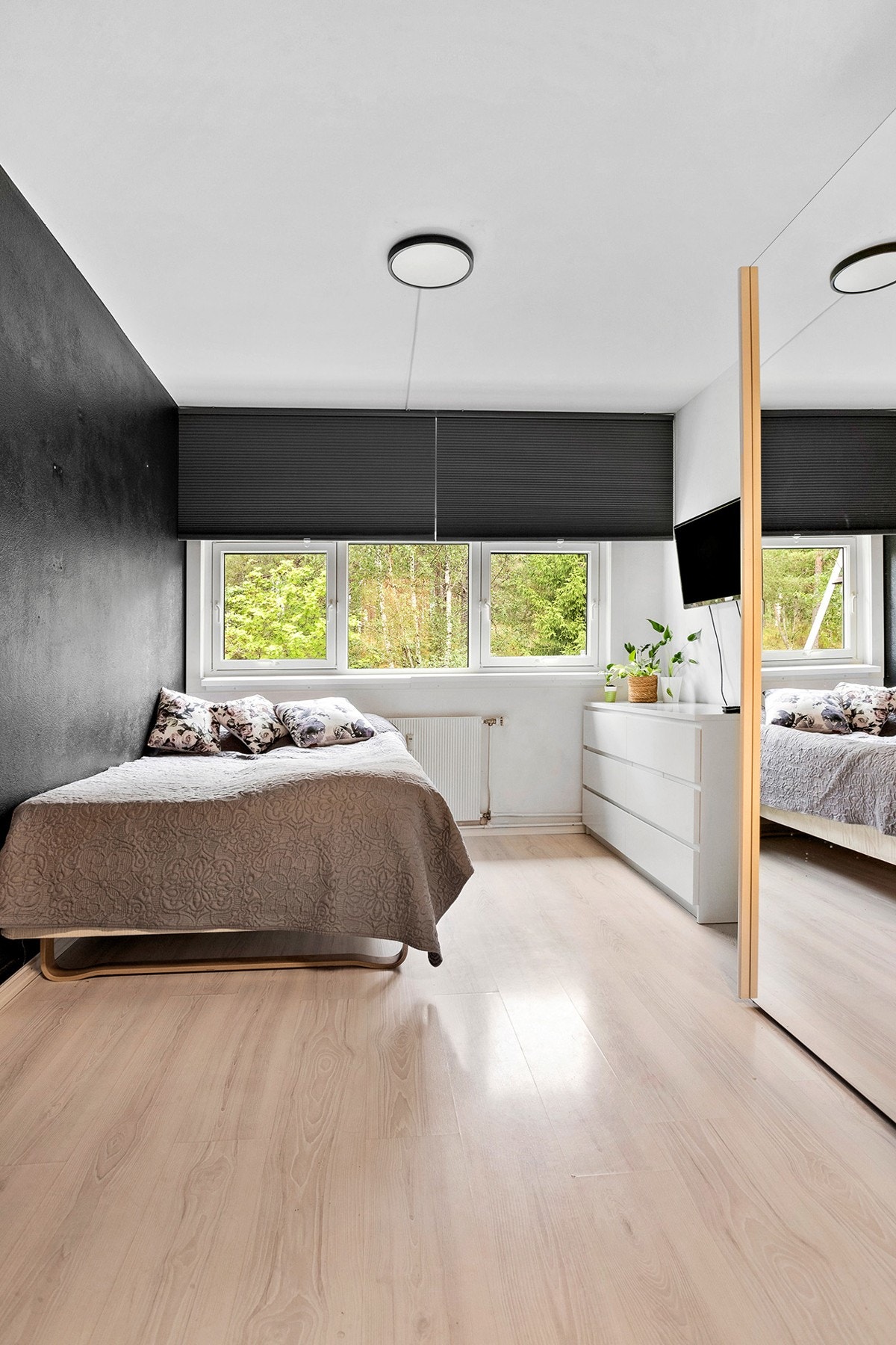 Soverom 1 er romslig med plass til seng, nattbord og garderobeløsning. Galleribilde