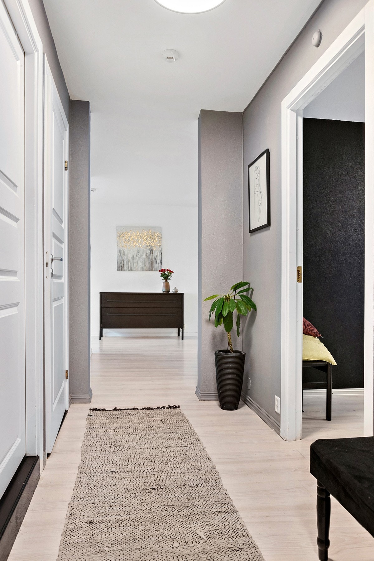 Lys og innbydende entré med god plass til oppbevaring av yttertøy og sko. Galleribilde