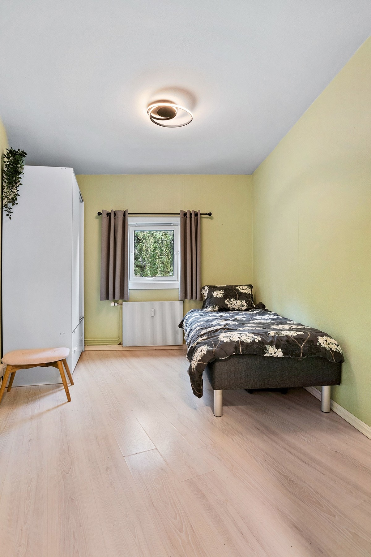 Innredet rom med vindu og garderobe (sovealkove). Galleribilde