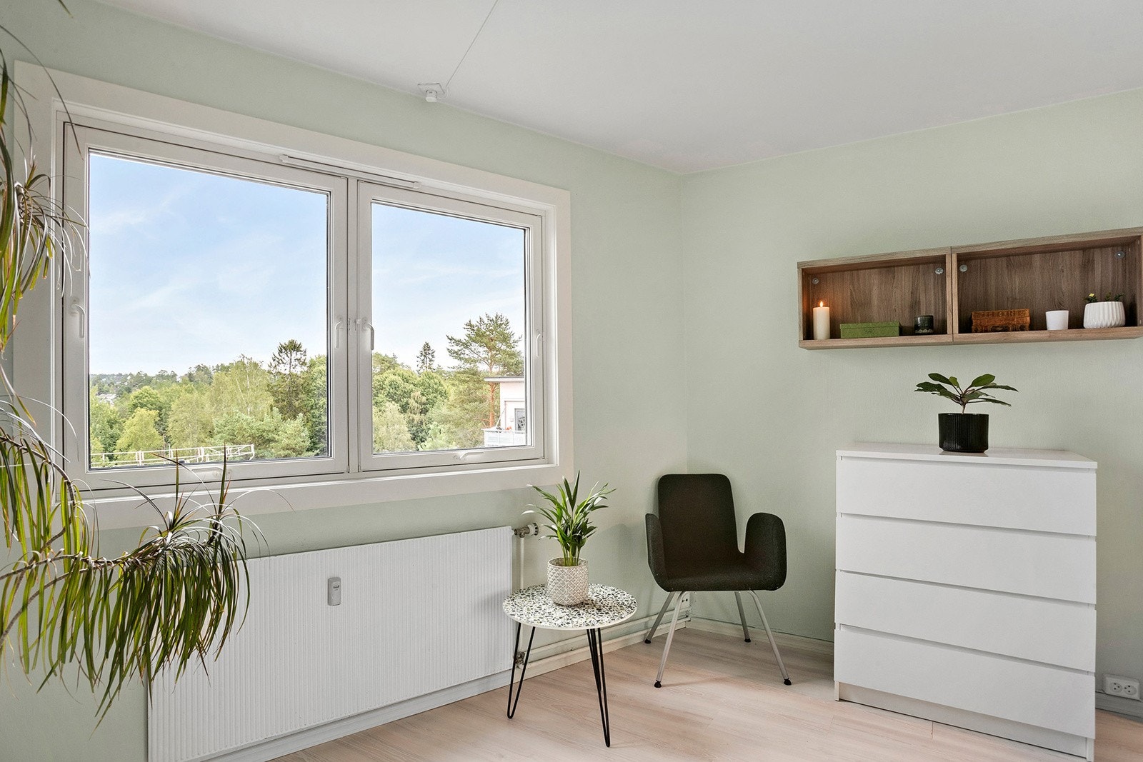 Store vindusflater som gir godt med lys inn. Rommet er lyst og luftig. Galleribilde