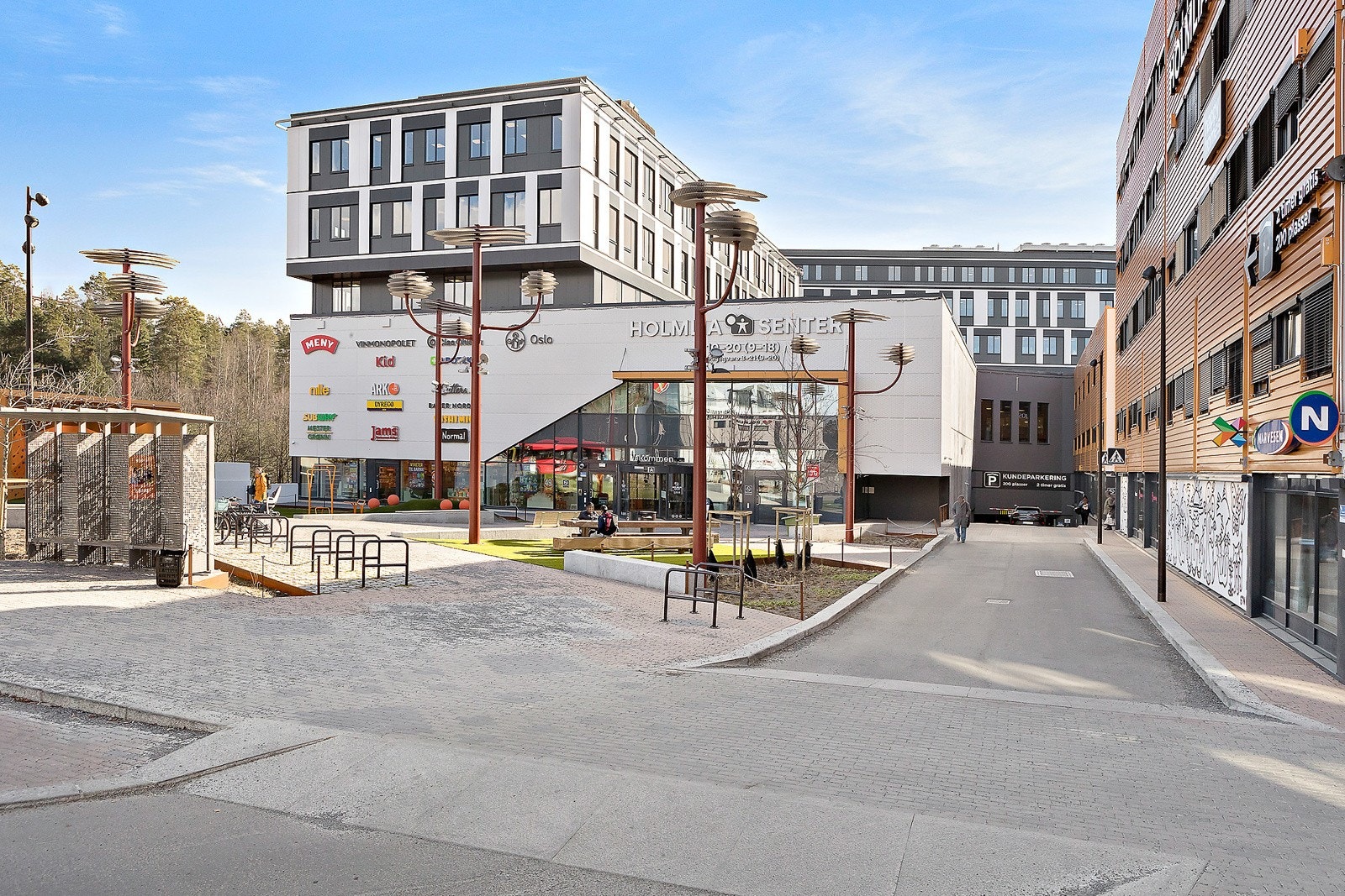 Holmlia Senter har det meste av servicefasiliteter som apotek, bibliotek, frisør, jernvarehandel, kafé, vinmonopol, helsestasjon og tannlege m.m. Galleribilde