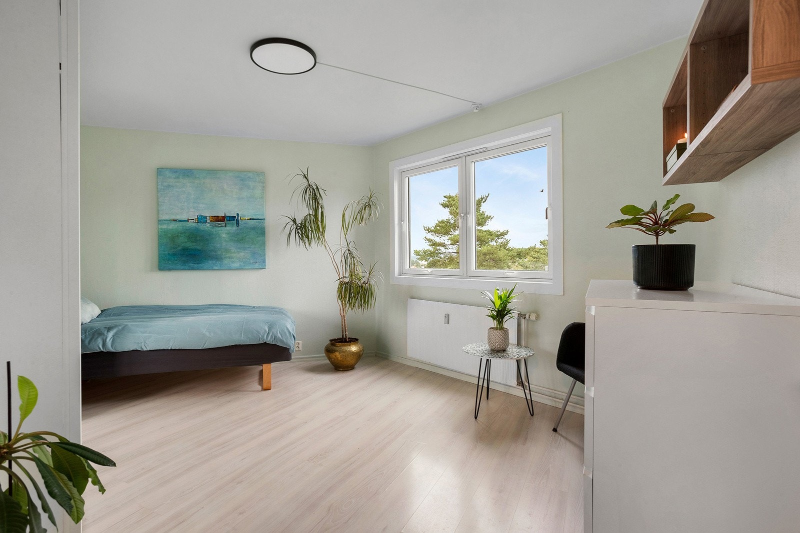 Soverom 2 har god størrelse med utsikt til sjøen. Galleribilde