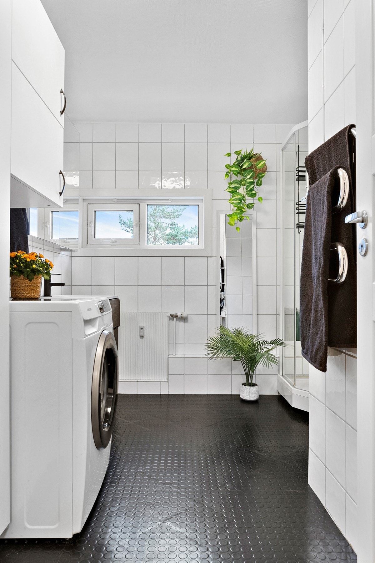 Lyst flislagt bad med god oppbevaringsplass. Galleribilde