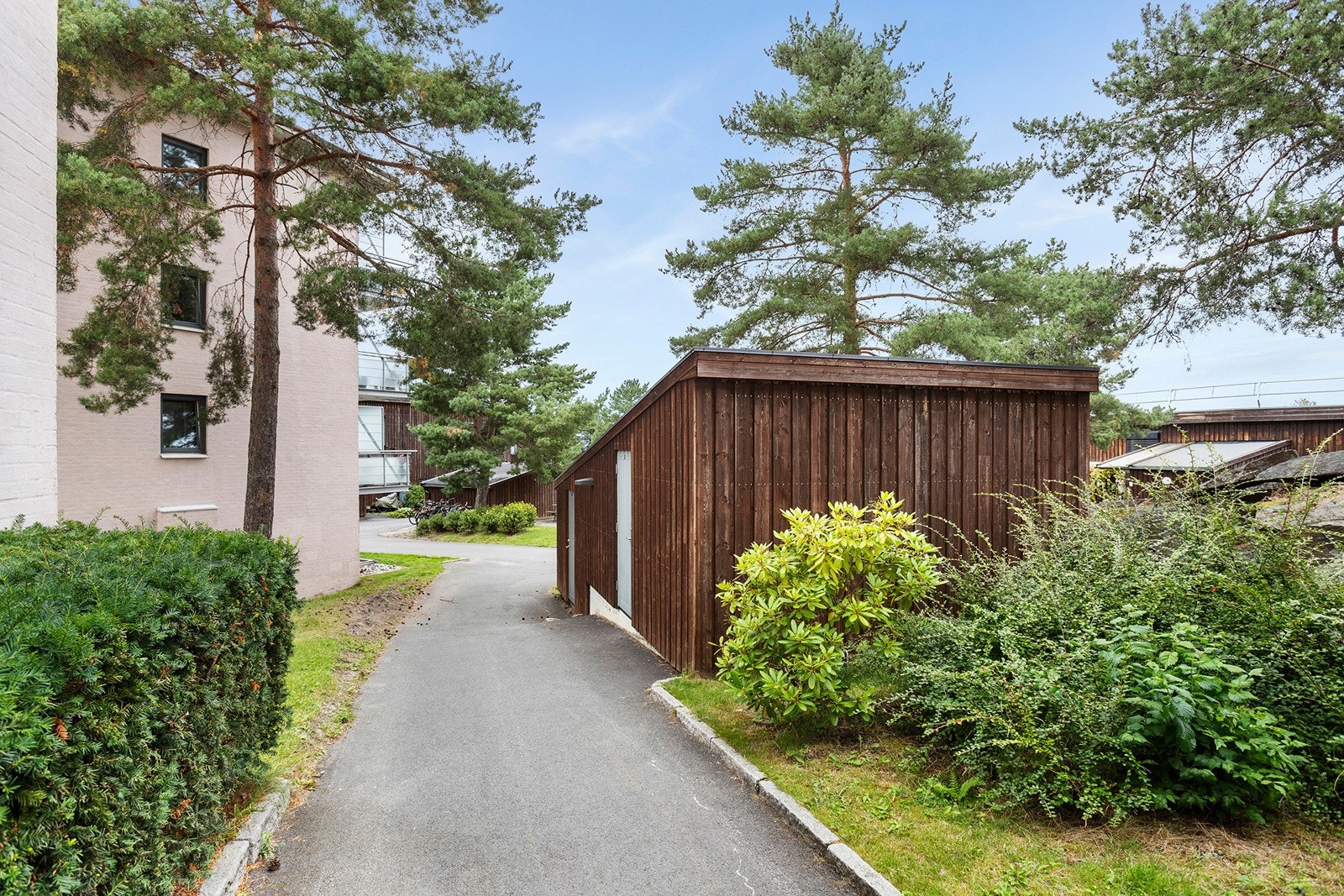 Svært attraktiv beliggenhet for de som ønsker nærhet til sentrum, samt bo i trivelige og trygge omgivelser. Galleribilde