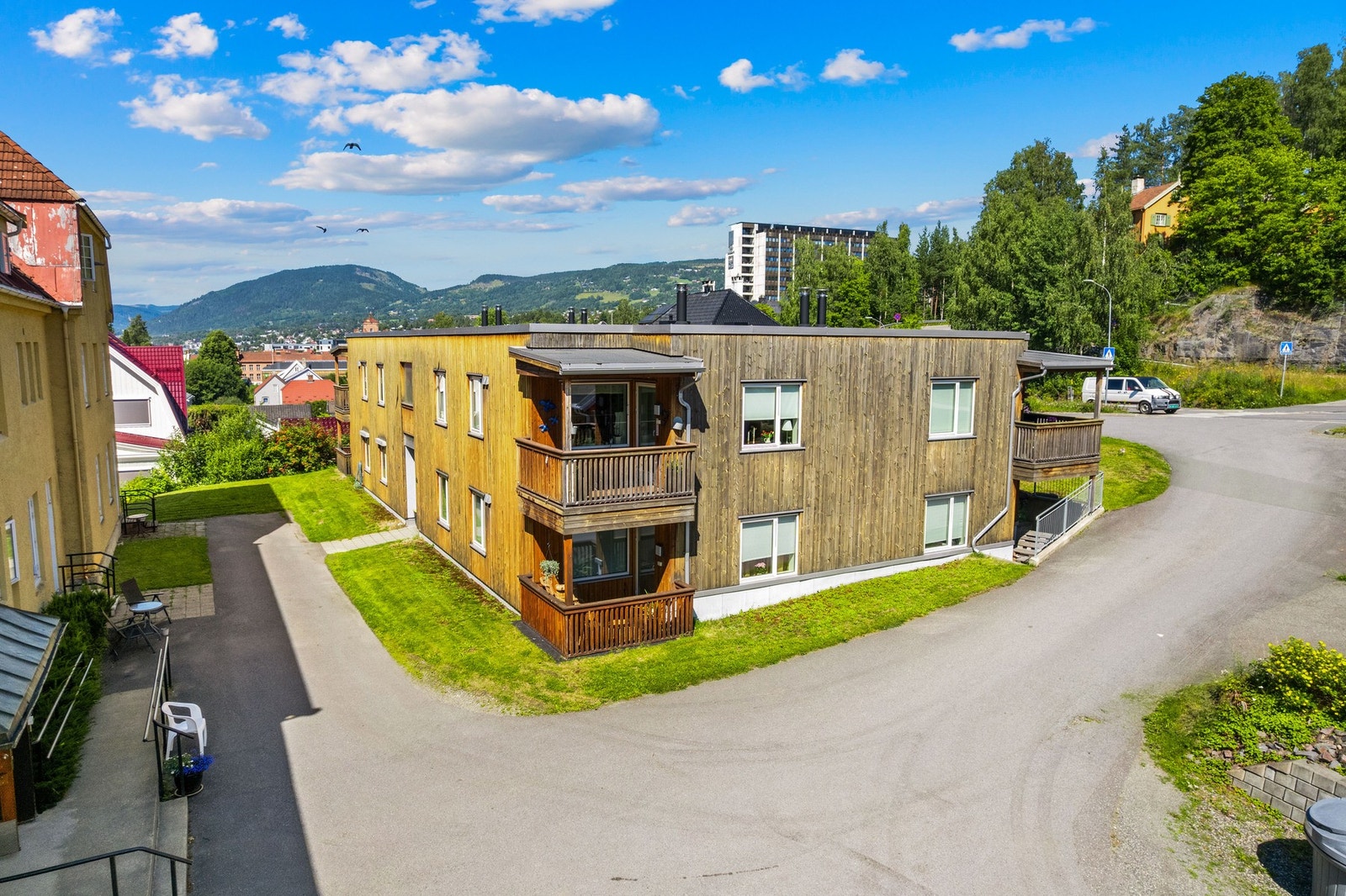 Sameiets fellesarealer er pent opparbeidet og vedlikeholdt, med asfalterte adkomstveier og grøntområder som gir et ryddig og trivelig bomiljø. Galleribilde