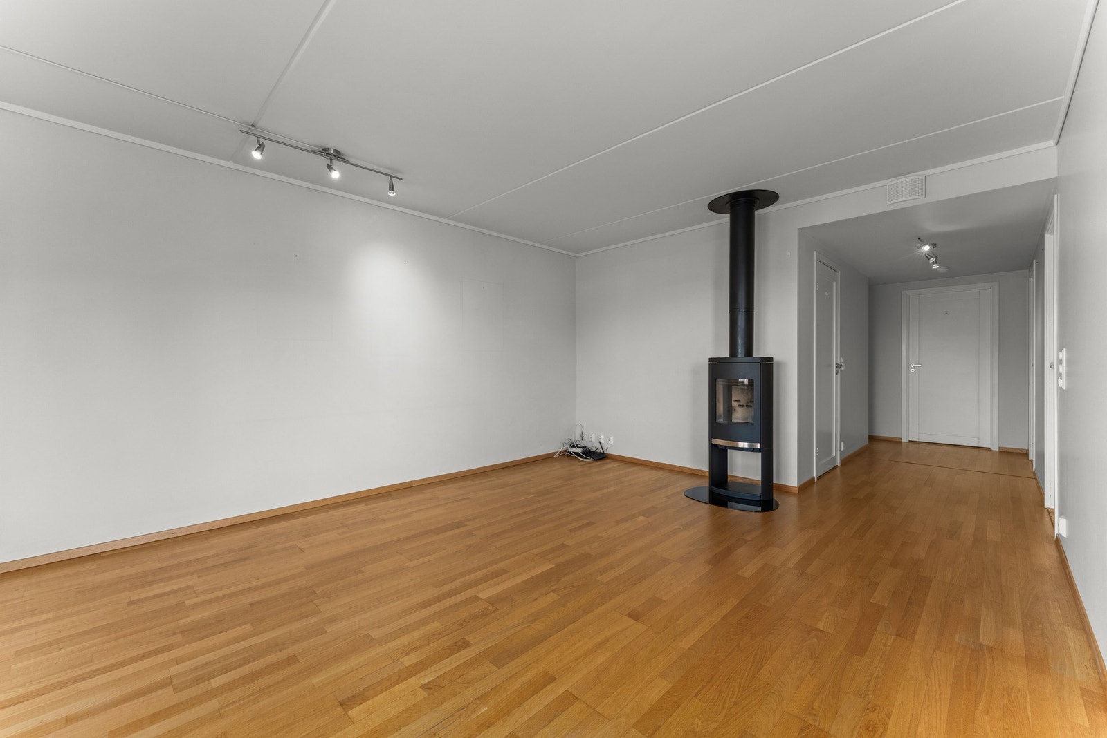 Den gir gode møbleringsmuligheter, og en vedovn bidrar med ekstra varme og hygge. Galleribilde