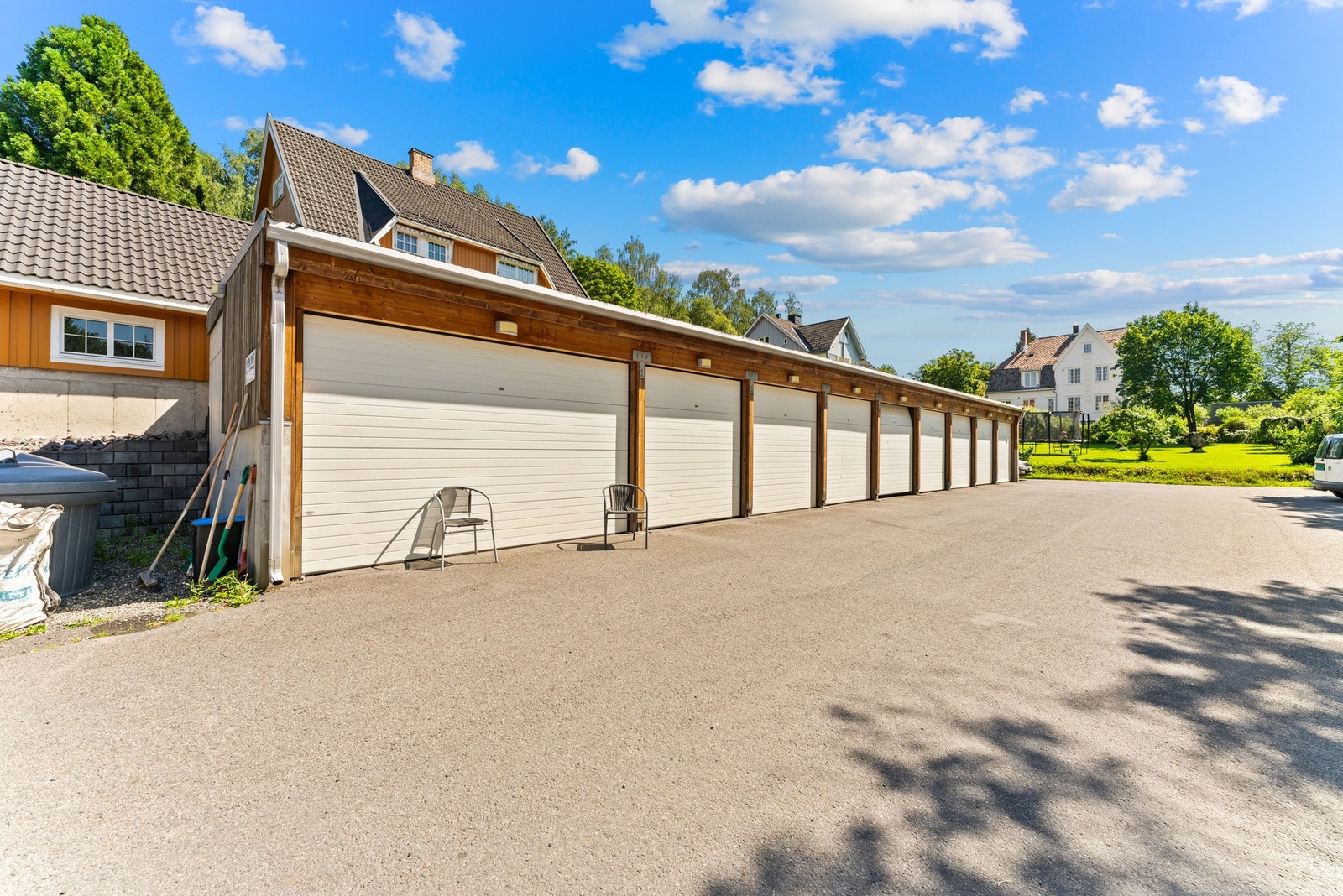 Leiligheten disponerer egen HC-parkeringsplass i felles garasjeanlegg. Plassen er på ca. 20 m². Galleribilde