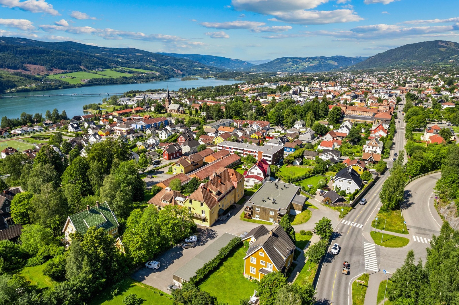 Området er kjent for sitt rike kultur- og fritidstilbud - blant annet finner du Maihaugen friluftsmuseum, Søndre Park og kulturarenaer som Lillehammer Kunstmuseum og kino i nærområdet. Galleribilde