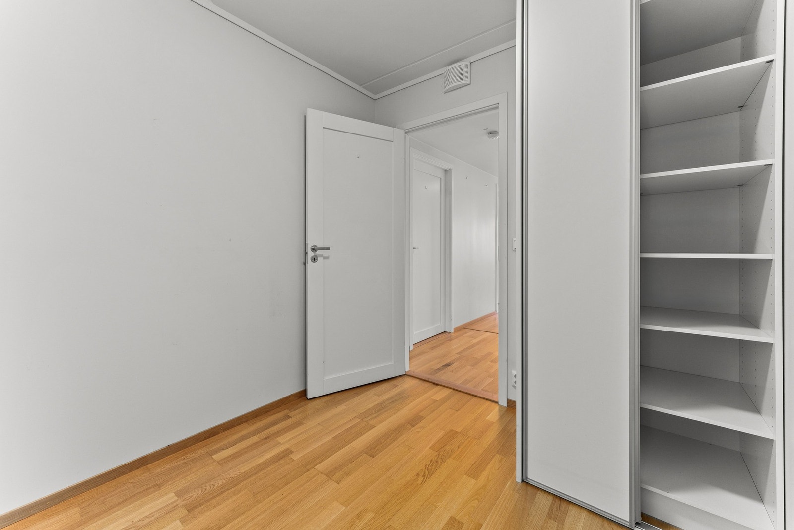 Her er det god plass til garderobeskap. Galleribilde