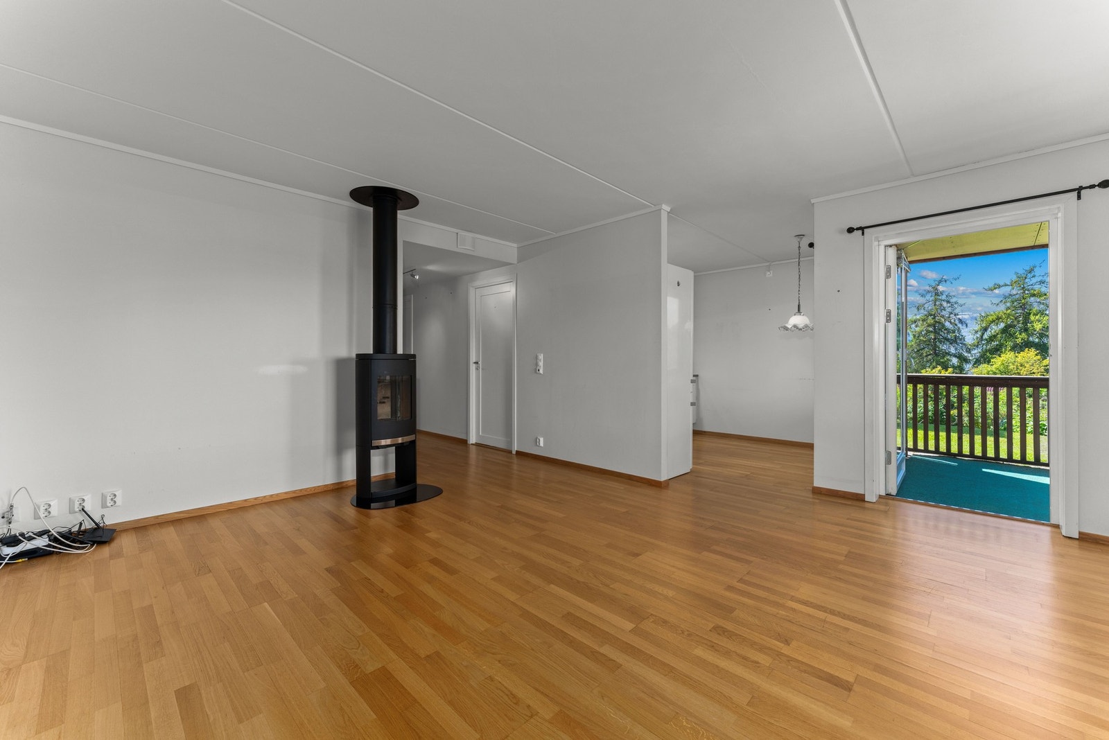 Stuen er stor og luftig, med flere vindusflater som slipper inn rikelig med dagslys. Galleribilde