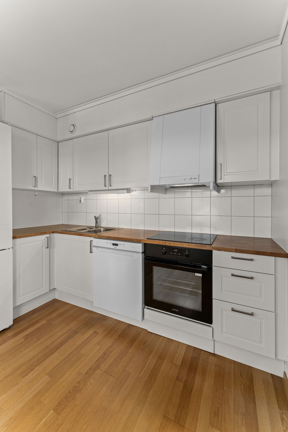 Det er utstyrt med frittstående kjøl/fryseskap, komfyr, induksjonstopp og oppvaskmaskin, med avtrekk via balansert ventilasjon. Galleribilde