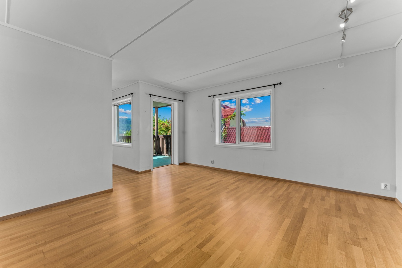 Her får du en lys selveierleilighet fra 2013, med god planløsning, romslige oppholdsrom, balkong og sentrumsnær beliggenhet. Galleribilde