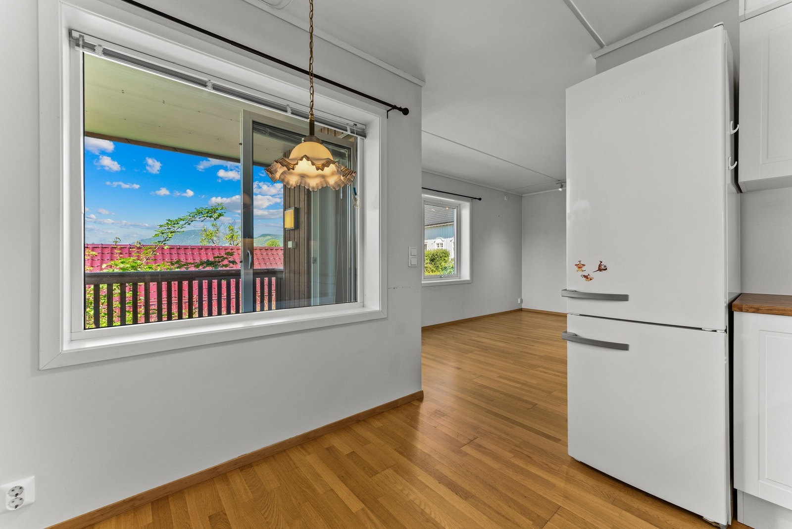 Stuen har delvis åpen løsning mot kjøkkenet, som skaper en fin flyt mellom rommene. Galleribilde