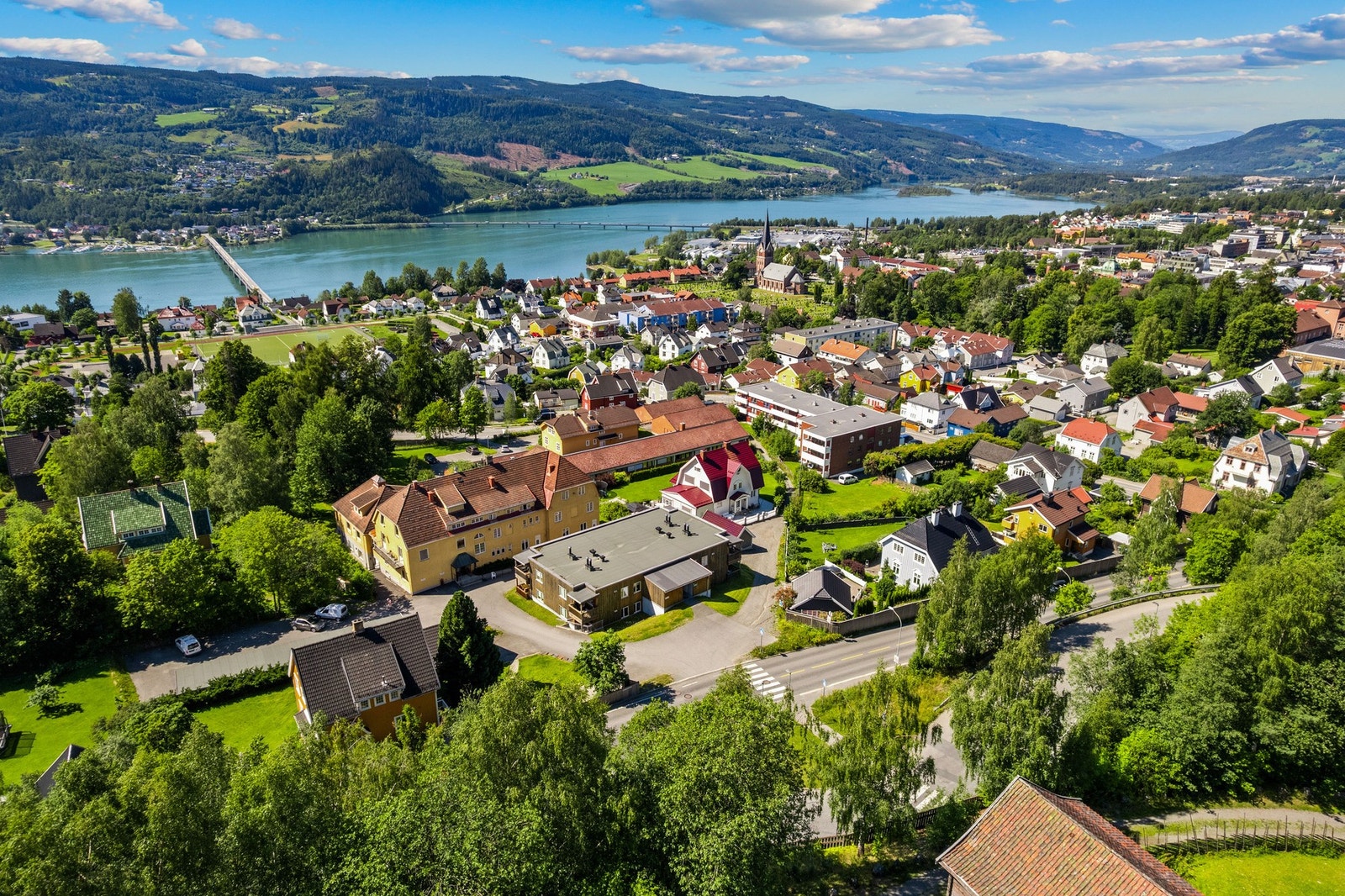 Her bor du i et veletablert og rolig boligområde, samtidig som du har byens pulserende sentrum bare et par minutters gange unna. Galleribilde