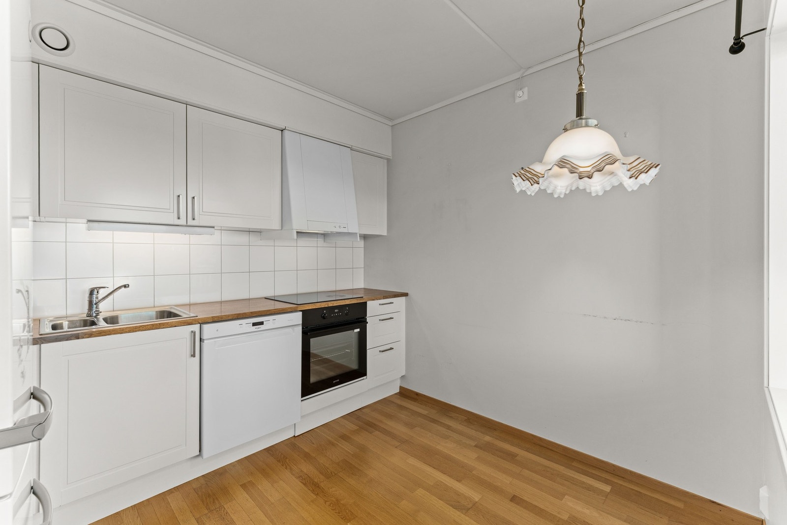 Det er plass til et lite frokostbord på kjøkkenet. Galleribilde