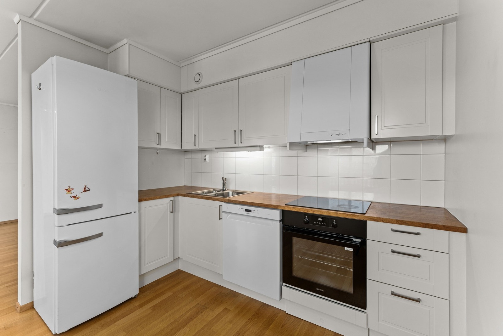 Kjøkkenet har en innredning med profilerte fronter og laminat benkeplate. Galleribilde