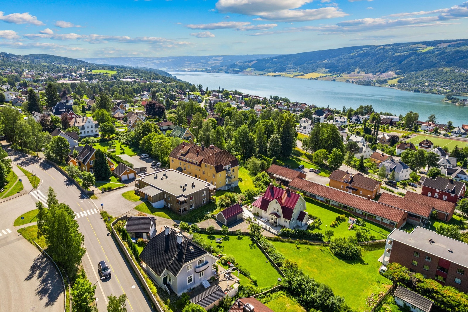 Med kort vei til kollektivtransport er eiendommen også et ypperlig utgangspunkt for pendlere eller deg som ønsker enkel tilgang til både lokale og regionale reisemuligheter. Galleribilde