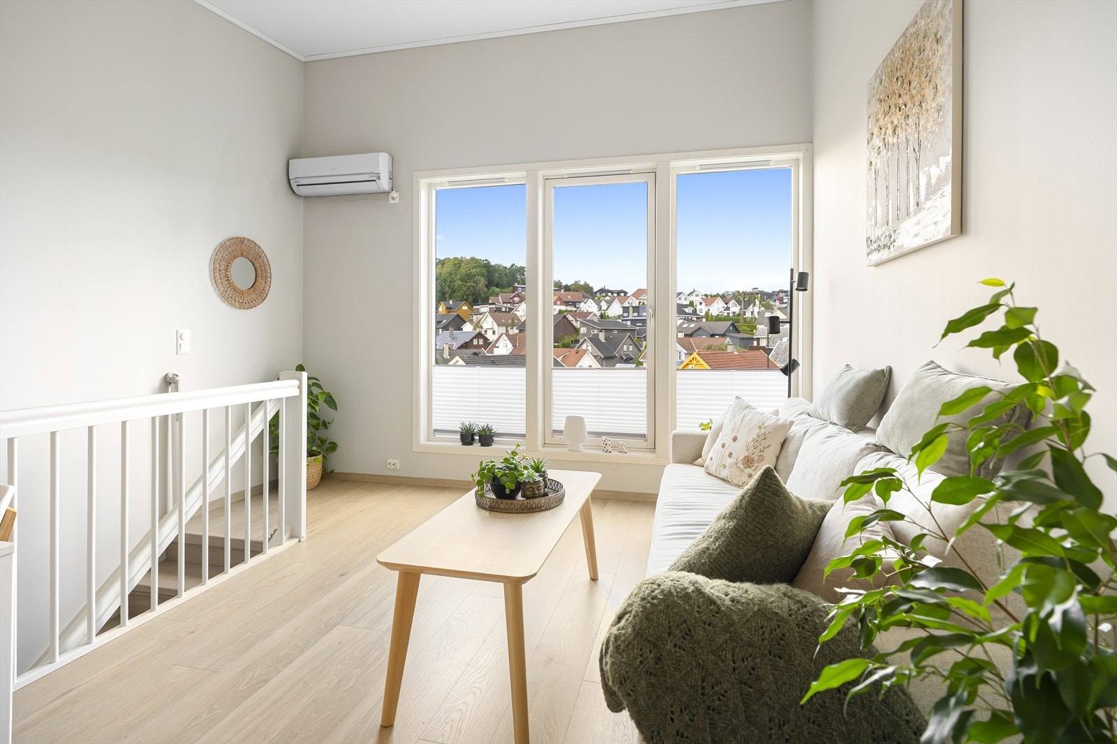 - Boligen går over to etasjer og byr på lysmalte overflater og godt lysinnslipp fra store vinduer - Galleribilde