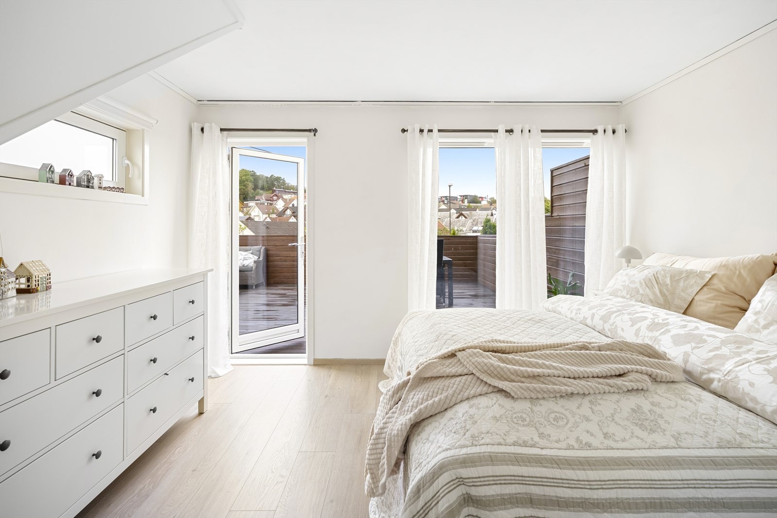 - Herfra har man direkte adkomst til terrassen - Galleribilde