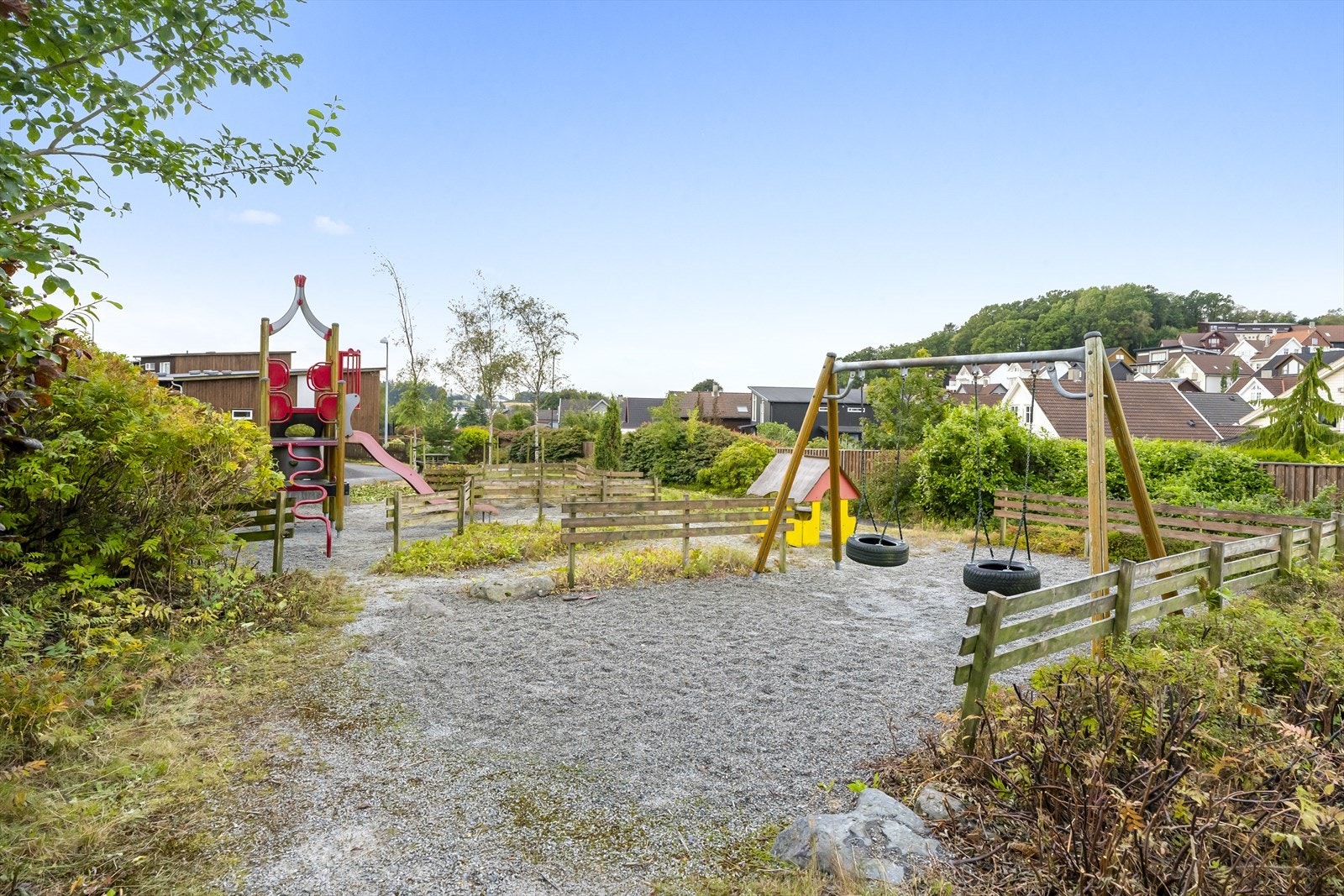 - Barnevennlig beliggenhet med mange lekeplasser i området, samt kort avstand til både barnehager og skoler - Galleribilde