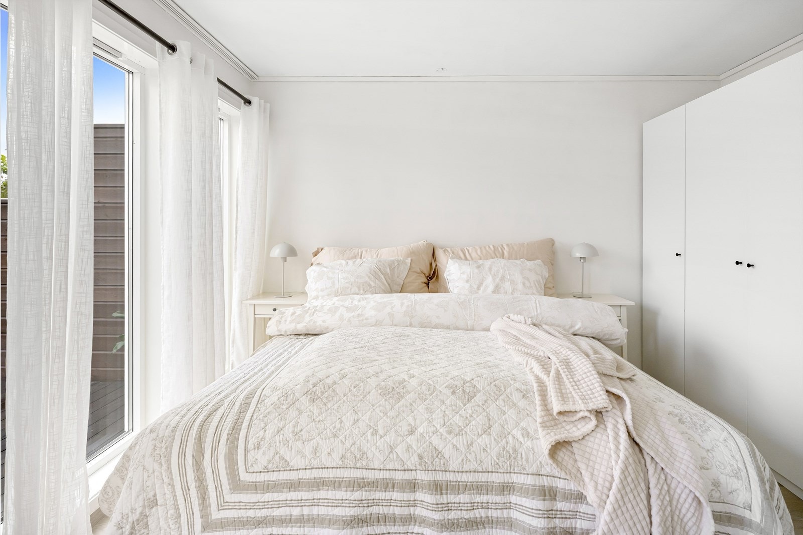 - Rommet byr på store vindusflater og har plass til både dobbeltseng, nattbord, garderobeskap og kommode - Galleribilde