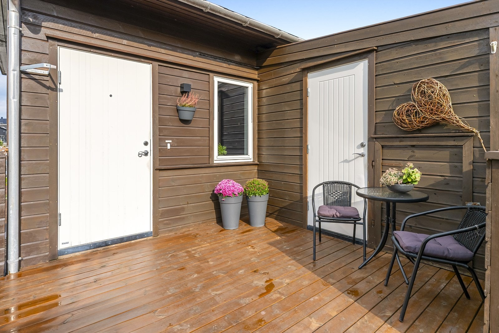 - Koselig uteplass ved inngangspartiet med sportsbod og trapp ned til terrassen - Galleribilde