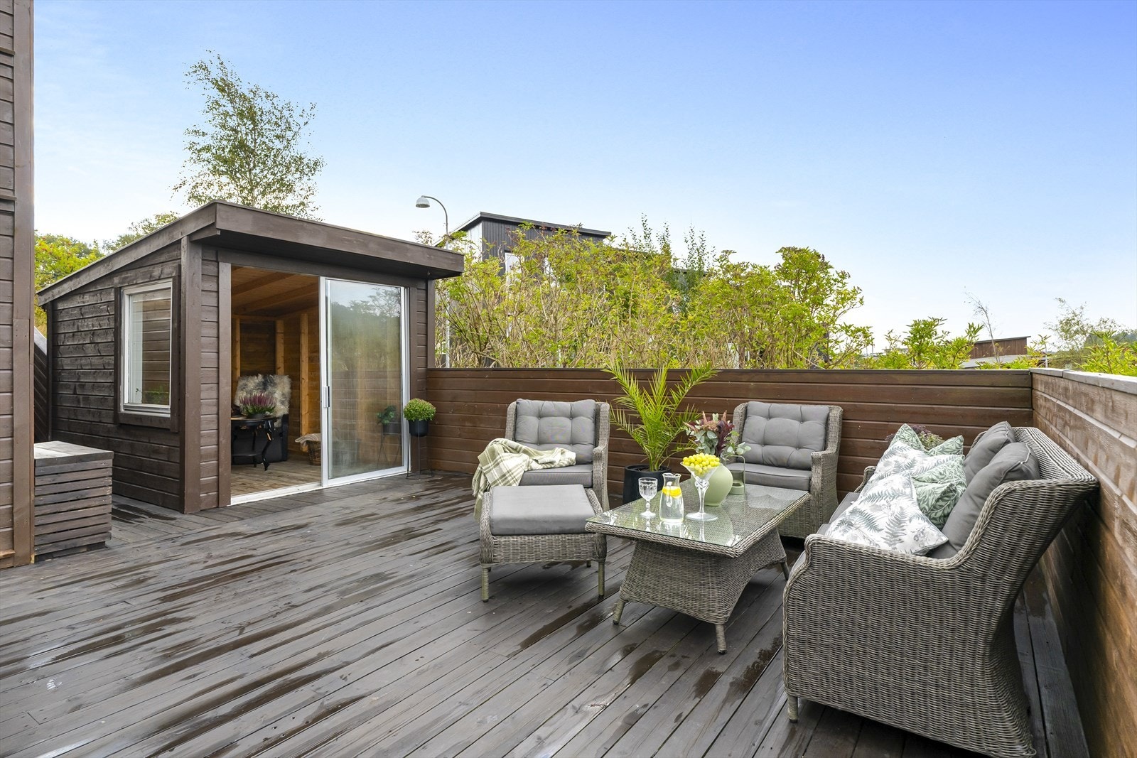 - Terrassen er utvidet med en koselig hagestue, en ypperlig plass å trekke seg inn på de seneste sommerkveldene - Galleribilde